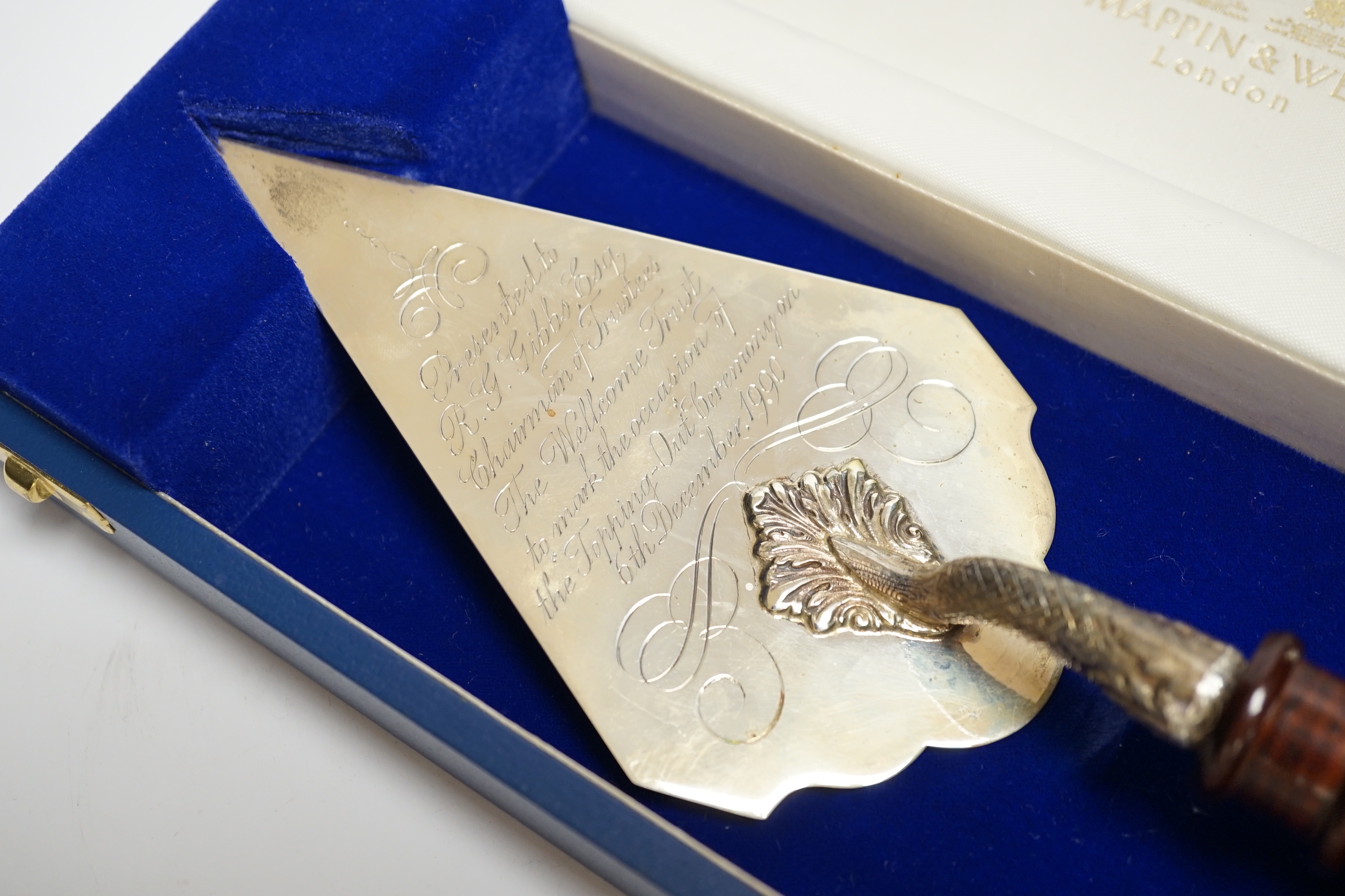 A modern cased silver presentation trowel, by Deakin & Francis, with turned wooden handle, 25cm and a silver plated figural seal.